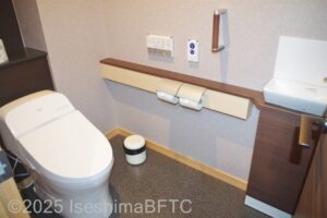 和ベッド和室　トイレ内部のようす