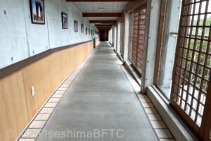 「風見の湯」へ行く「風見回廊」の長いスロープ