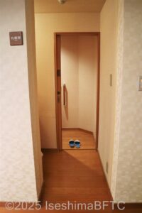 「風見の湯」男性用大浴場　脱衣所トイレ入口