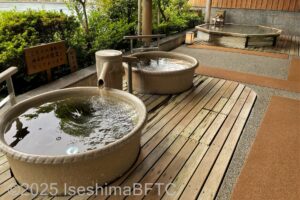 「風見の湯」女性用大浴場　露天風呂　つぼ風呂（陶器浴槽）・ひのき風呂のようす