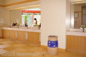 「みぎわの湯」男性用大浴場　洗面台