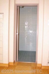 「みぎわの湯」男性用大浴場　脱衣所トイレ入口