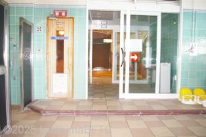 「みぎわの湯」男性用大浴場　浴室入口を浴室内から見たところ