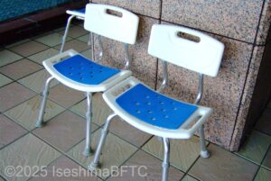「みぎわの湯」男性用大浴場　シャワーチェア