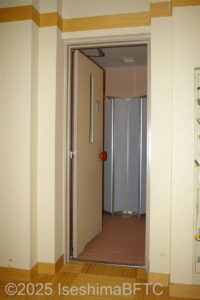 「みぎわの湯」女性用大浴場　脱衣所トイレ入口