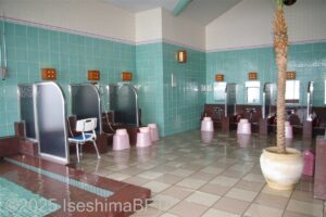 「みぎわの湯」女性用大浴場　洗い場のようす