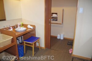 バリアフリー対応貸切風呂「神島」洗面台と、トイレ入口