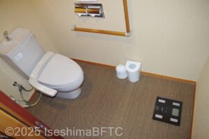 バリアフリー対応貸切風呂「神島」トイレ内部のようす