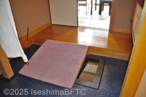 料亭「からく」個室入口のスロープ