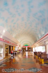天空のプロムナードは、アーチ天井に青空模様