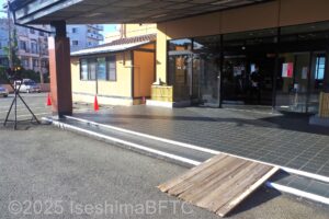 入口手前のスロープ