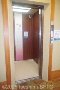 花筏館エレベーターの扉が開いたところ