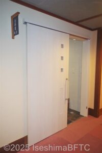2階男性用トイレ入口