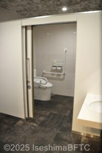 2階男性用トイレ内車いす対応トイレ個室入口