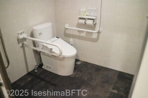 2階男性用車いす対応トイレ内部