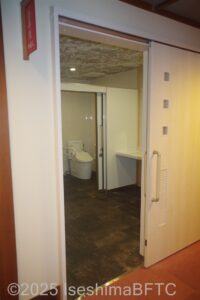 2階女性用トイレ入口