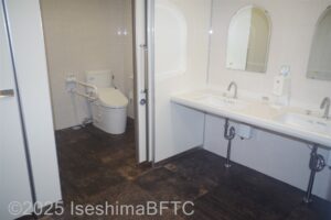 2階女性用トイレ内車いす対応個室入口