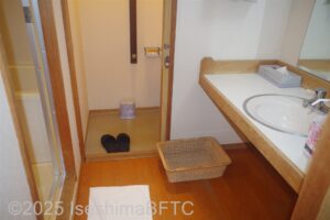 海側スタンダード和室　洗面台とトイレ入口