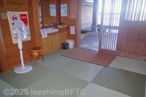男性用露天風呂　脱衣所と露天風呂入口