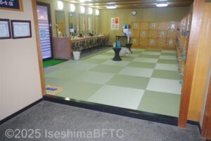 男性用大浴場　脱衣所入口上がりかまち