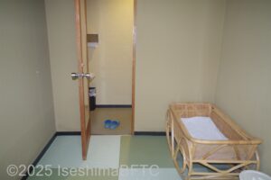 男性用大浴場　ベビーベッドとトイレ入口