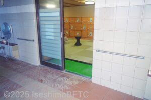 男性用大浴場　浴室入口を内部からみたところ