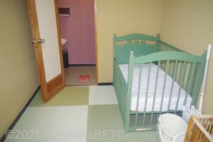 女性用大浴場　ベビーベッドとトイレ入口
