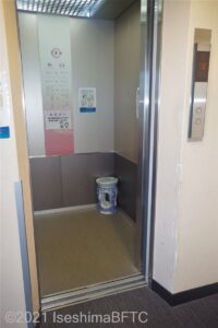 花真珠館エレベーターの扉が開いたところ