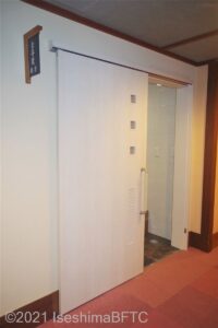 2階男性用トイレ入口