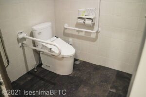 2階男性用車いす対応トイレ内部