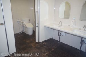 2階女性用トイレ内車いす対応個室入口