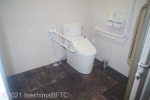 2階女性用車いす対応トイレ内部