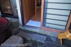 海側露天風呂付き客室　露天風呂入口