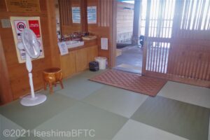 男性用露天風呂　脱衣所と露天風呂入口
