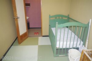 女性用大浴場　ベビーベッドとトイレ入口