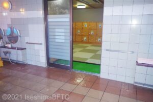 女性用大浴場　浴室入口を内部からみたところ