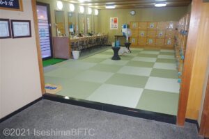 男性用大浴場　脱衣所入口上がりかまち
