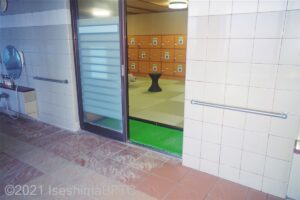 男性用大浴場　浴室入口を内部からみたところ
