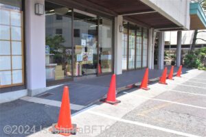 障害者用駐車場から入口までの歩道