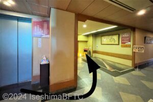 南館エレベーター2から、きしゅん亭への通路1　南館エレベーターを出たところ