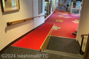 南館エレベーター2から、きしゅん亭への通路3　階段3段分の下りスロープ