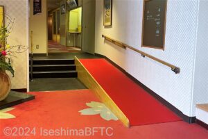 南館エレベーター2から、きしゅん亭への通路4　階段3段分スロープを下から見たところ
