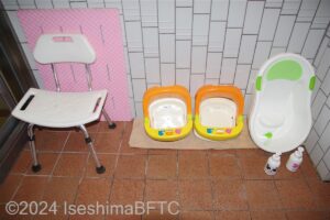 シャワーチェア・バスマット・ベビー用バスチェア・ベビーバスがまとめておいてあるようす