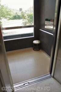南館エレベーター1　扉が開いたところ