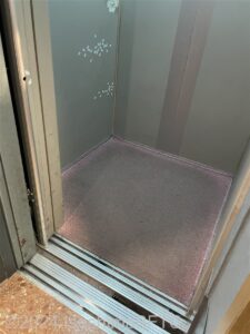 南館エレベーター2　扉が開いたところ