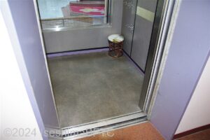 嬉春亭エレベーター内部