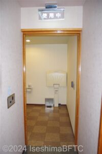 南館1階車いす対応トイレ入口