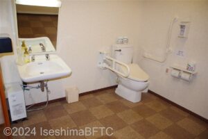 車いす対応トイレ便器と洗面回り
