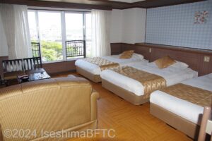 洋室トリプル（218号室）　室内入口から、右側のベッド3台と窓方向を見たところ