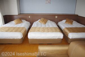 洋室トリプル（218号室）　ベッド3台が並んでいるようす